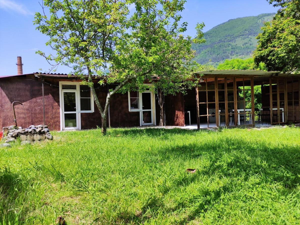 V Gostiakh U Maii Hotel Гагра Екстериор снимка