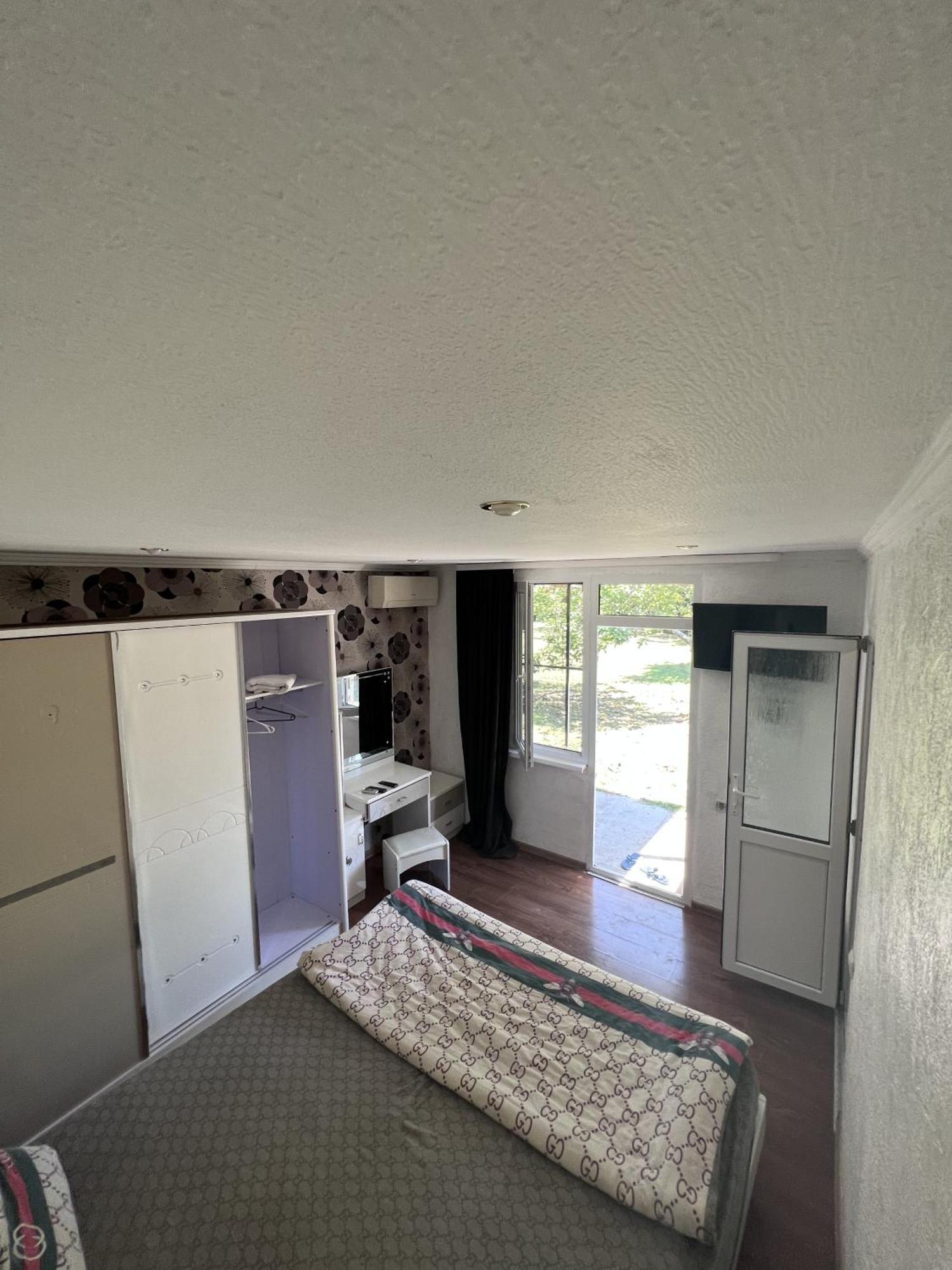 V Gostiakh U Maii Hotel Гагра Екстериор снимка